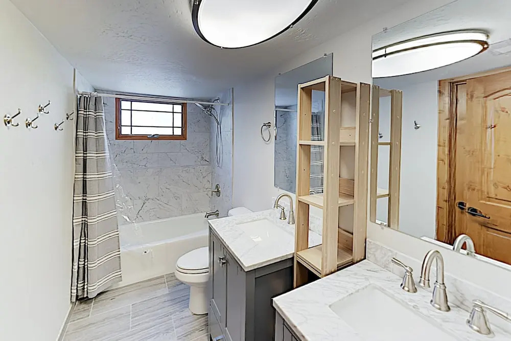 Amazing Alpine Getaway, Walk To Bus - Near Slopes 5 Bedroom Home
