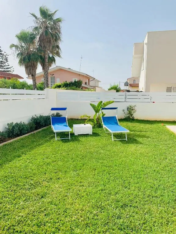 DolceVitaSuites - Modern 3BR Beach Villa in San Lorenzo with Sea View