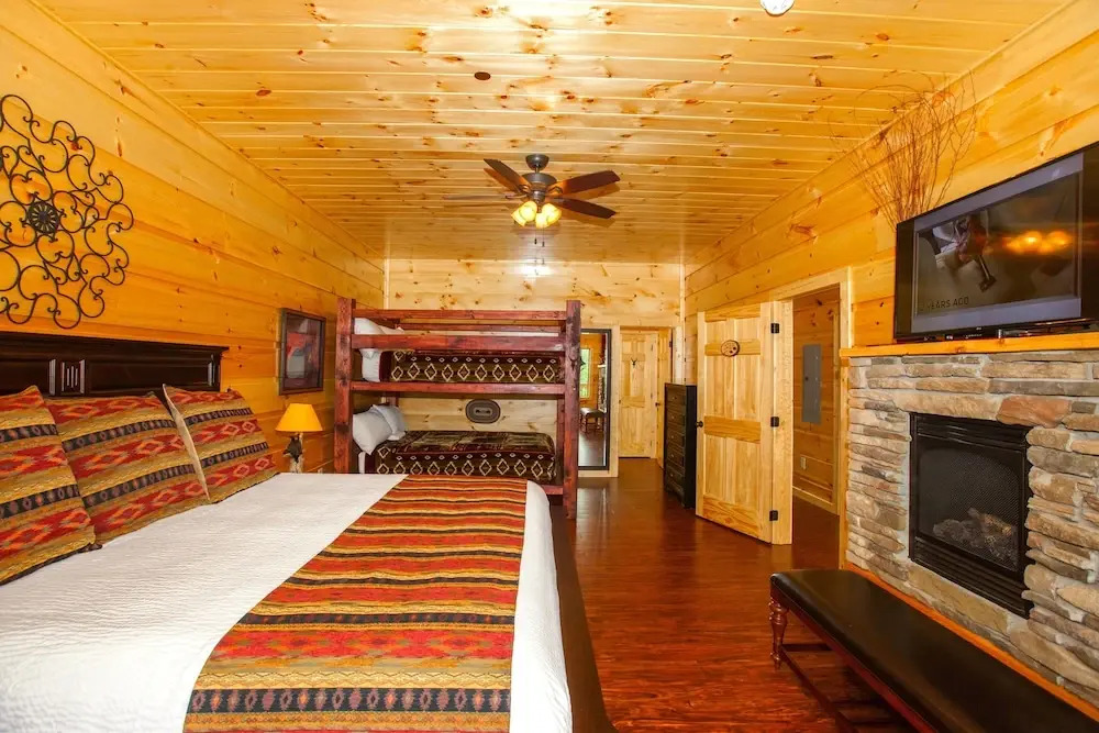 Foxwood Mansion 14 Bedroom Cabin by RedAwning