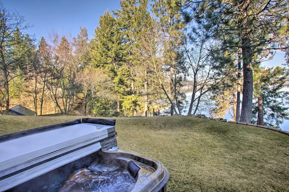 Luxurious Liberty Lake Hideaway w/ Hot Tub!