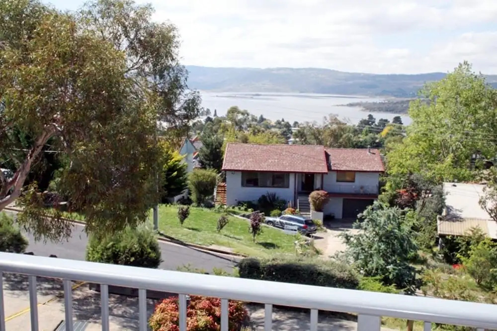 Snowbird 1 - Charming 2BR Townhouse l Lake Views l Air-Con l Off-Street Parking