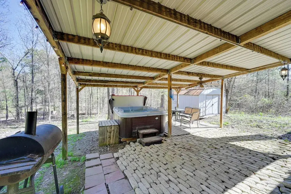 Broken Bow Cabin w/ Hot Tub & Fire Pit, Near Lake!