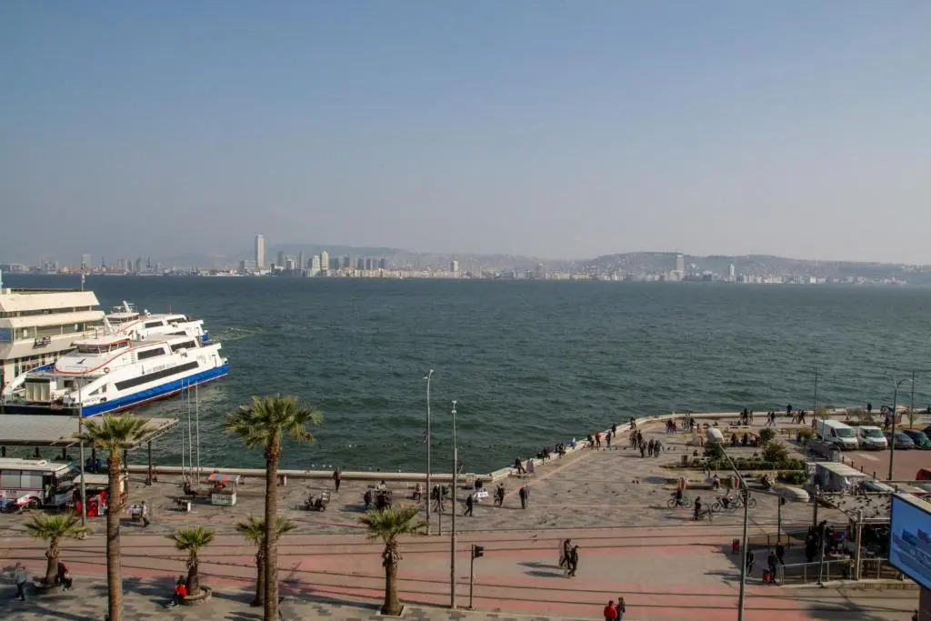 Spacious Flat With Sea View In Zmir Karsiyaka