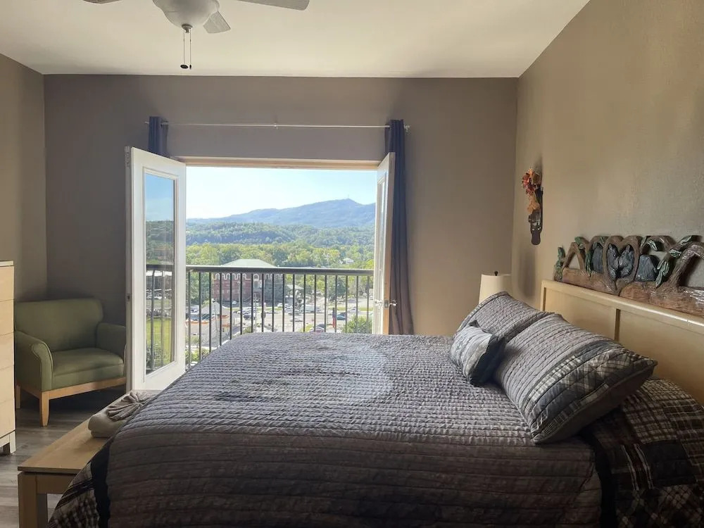 A Bear's Hibernation 1 Bedroom Condo by RedAwning