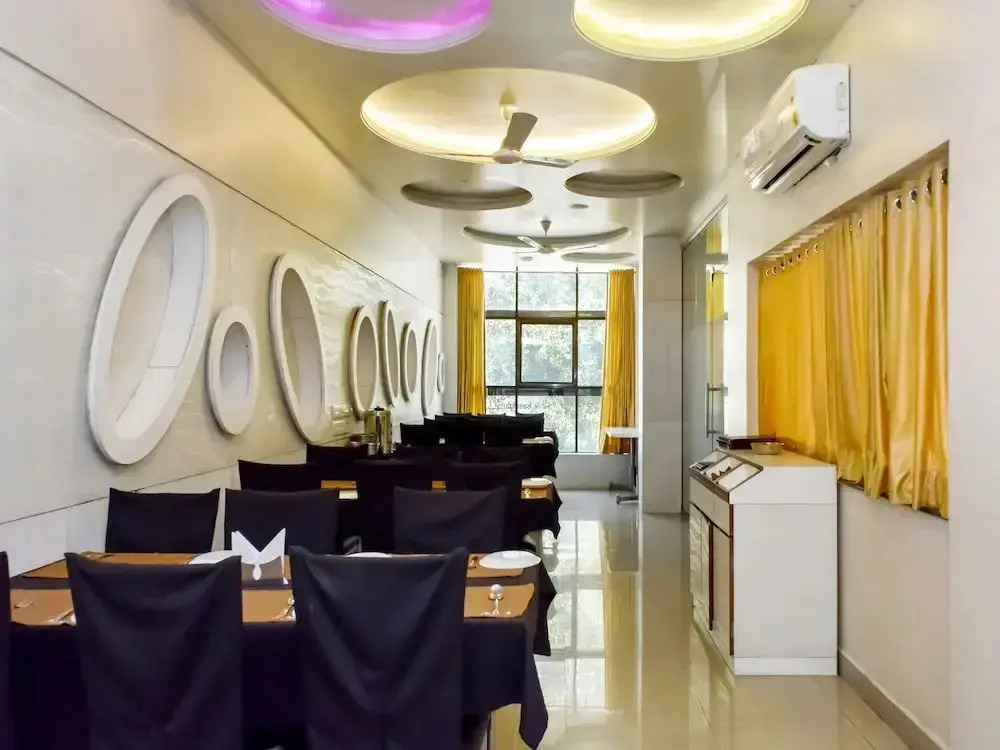 Hotel Mangesh Plaza