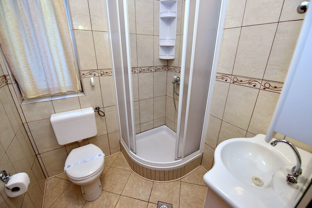 Apartments Mandre near sea