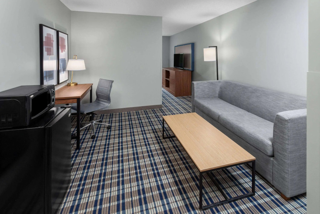 AmericInn by Wyndham Eagle River Downtown