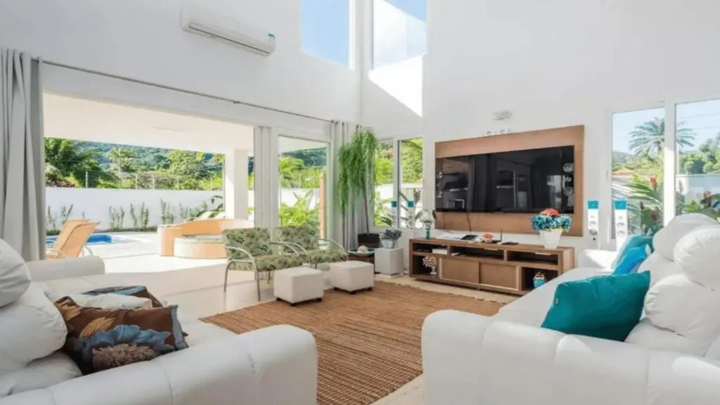 Casa de alto padrão, com 5 suítes, a 50m praia de Barequeçaba