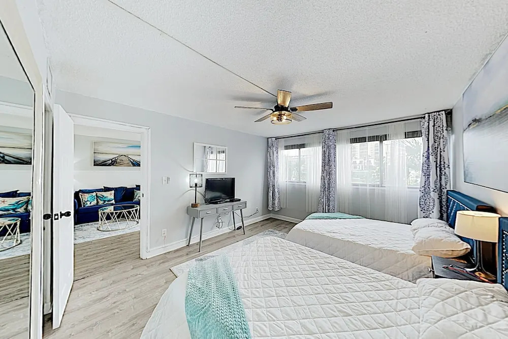 Updated Beach Condo W/ Pool - Steps To Sand! Condo