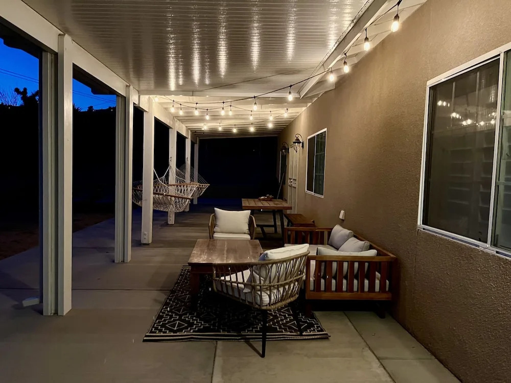 Hillside Desert House - Hot Tub, Fire Pit And Bbq! 3 Bedroom Home by RedAwning