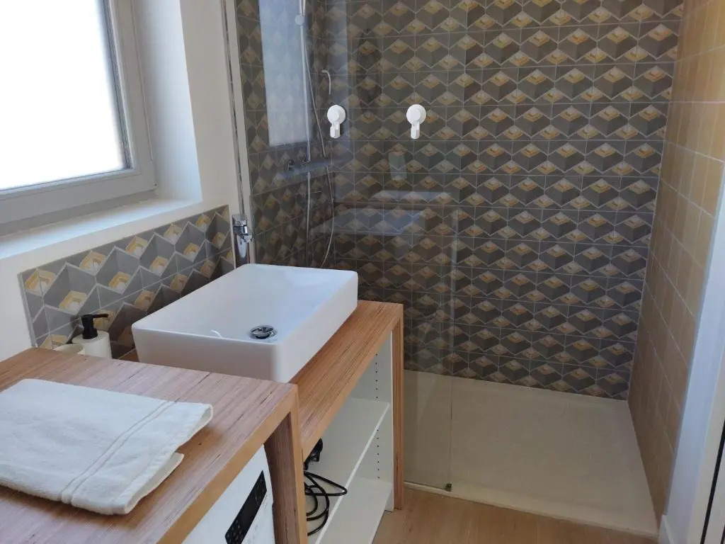 Nouveau ! La cabine du bout du monde -Saint-Mathieu : votre pied-à-terre breton haut standing [PL02]