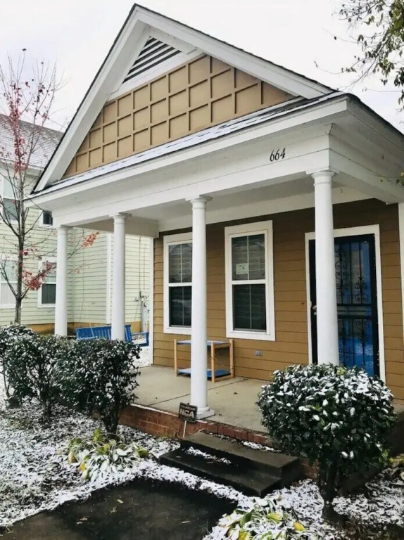 The Blue Door Bungalow - Ideal for a Group of 7