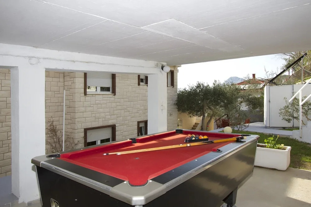 Luxury Apartment With Pool, Large Patio & sea View