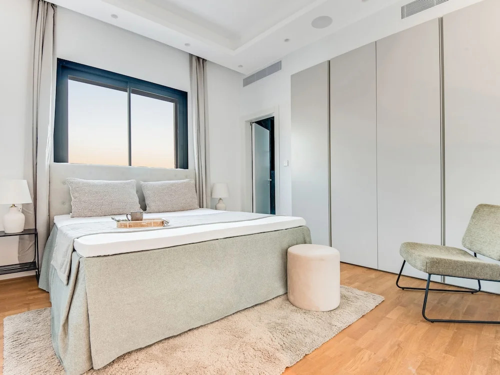 Sanders Crystal 1 - Large 4-bdr Penthouse With Shared Pool