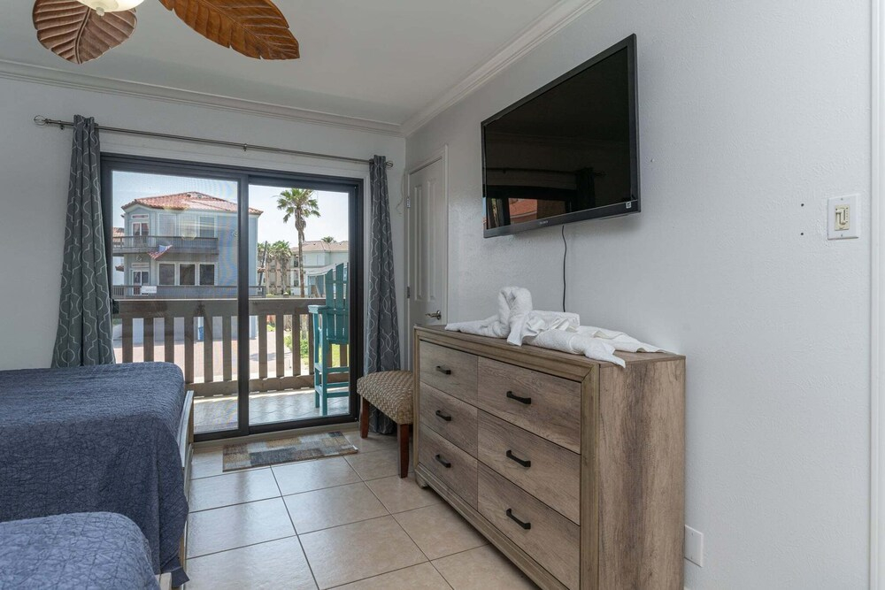 Tiki 240 - Beachfront Ocean View Condo Sleeps 5 1 Bedroom Condo