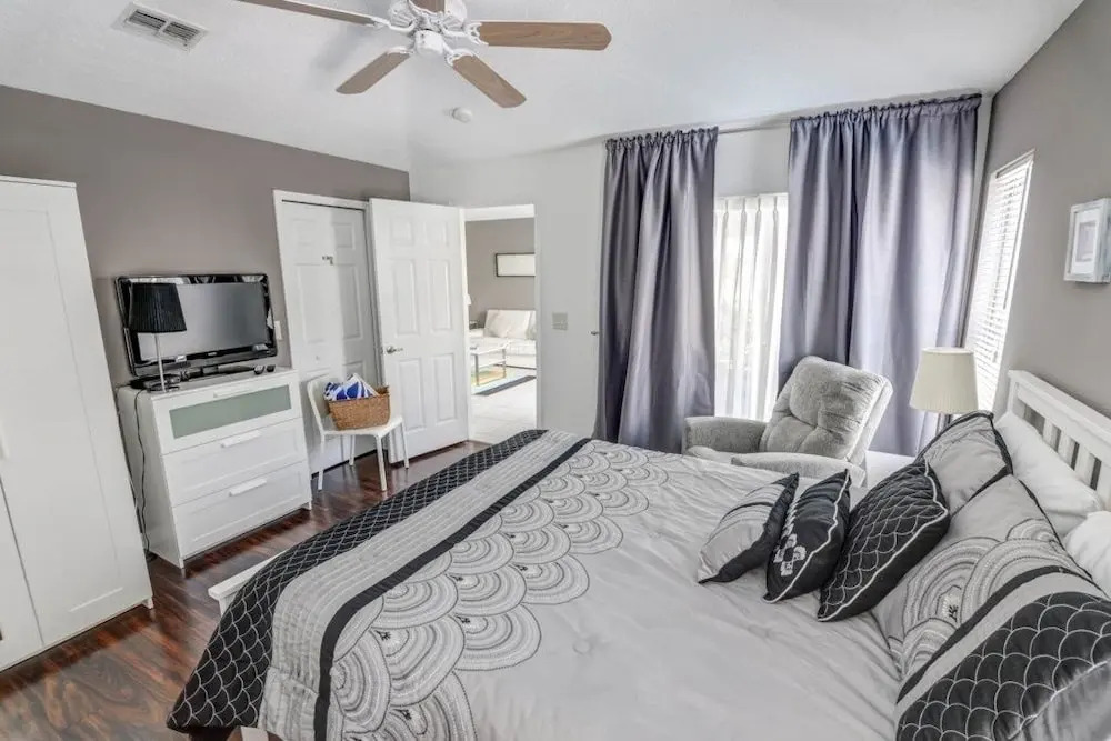 Southern Breeze Great Pool Space! 4 Bedroom Home by RedAwning