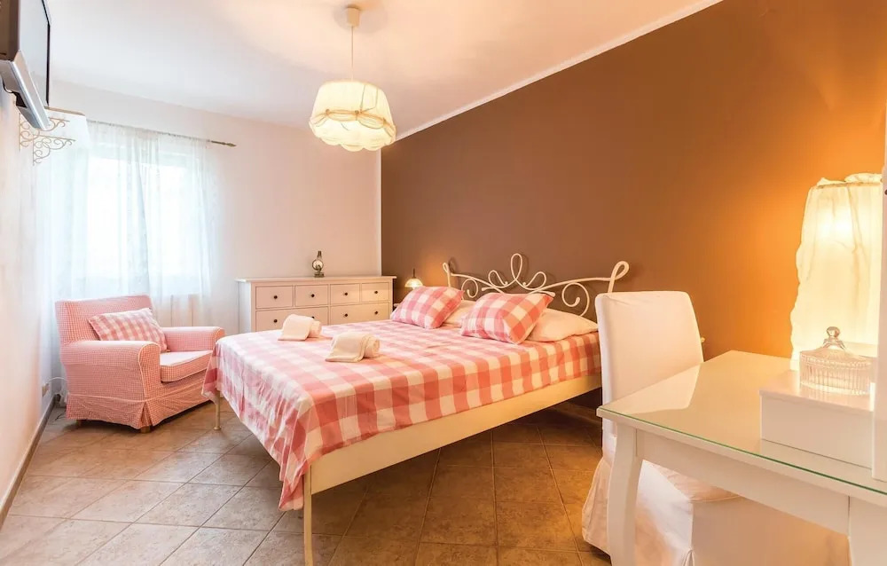 Four-Bedroom Holiday Home In Kastel Novi