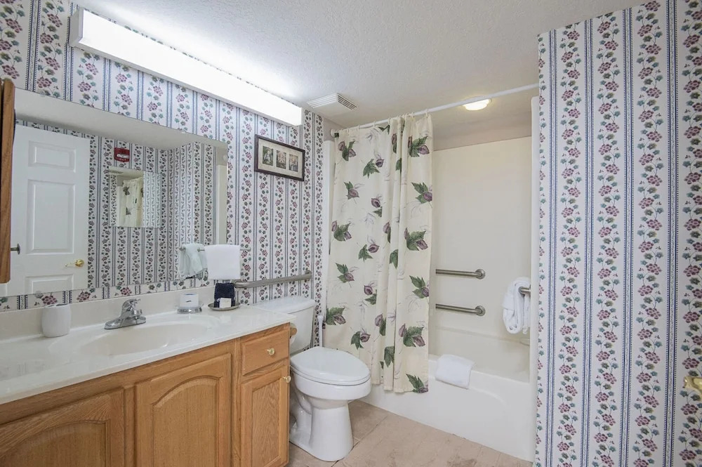Colonial Crest Condo 104 by Heritage Cabin Rentals