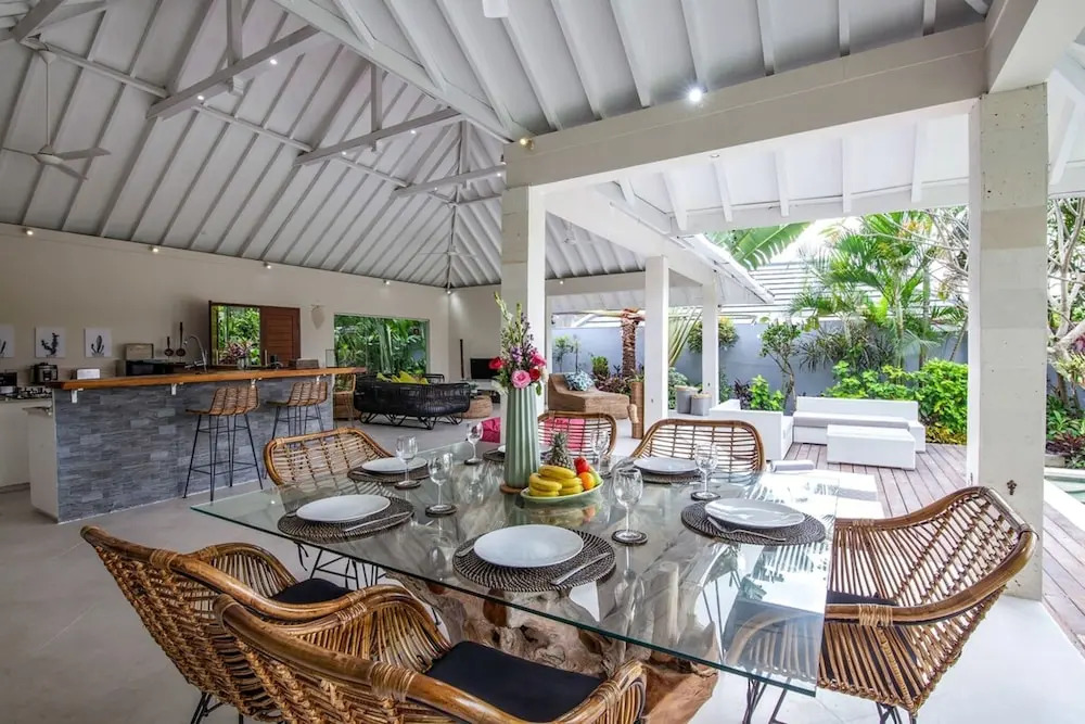 Villa Imbuh 2 - Tropical Oasis 3BR in Central Canggu
