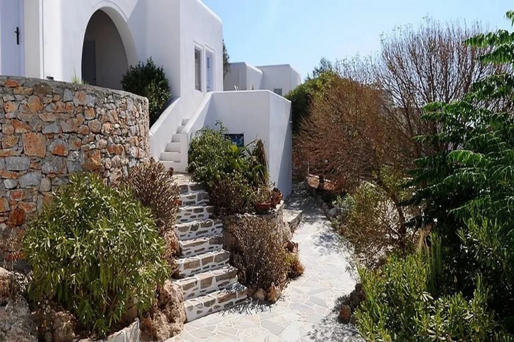 Haraki Studios & Apartments