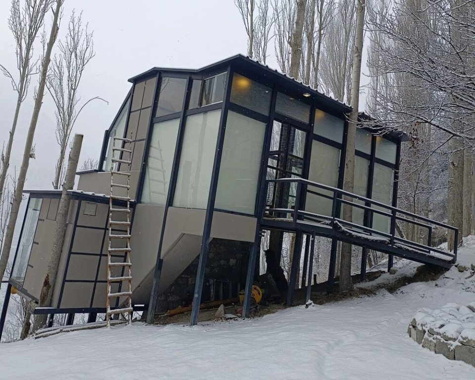 Stunning Cliff-edge 2-bedroom Chalet in Karimabad