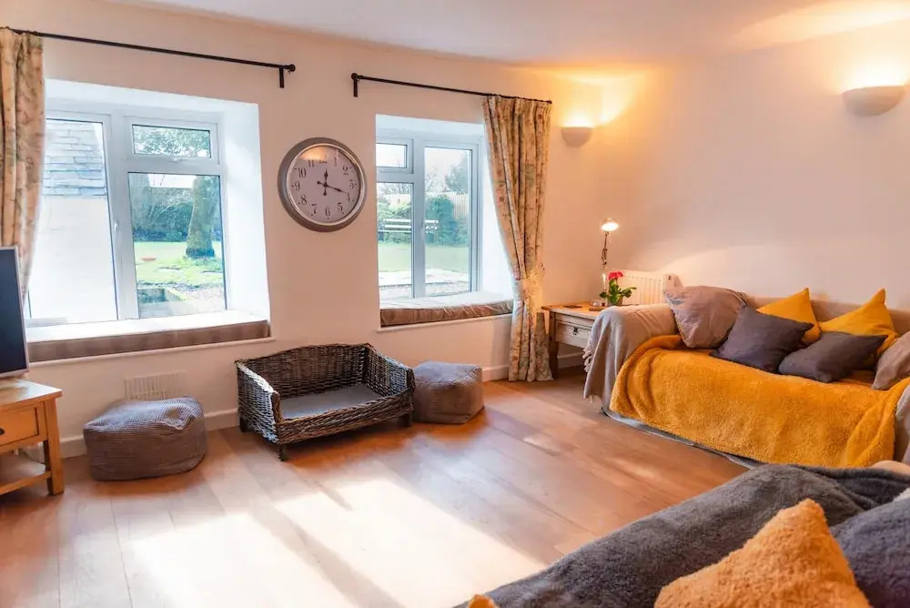 Pet-friendly Vintage Cottage, No Deposit