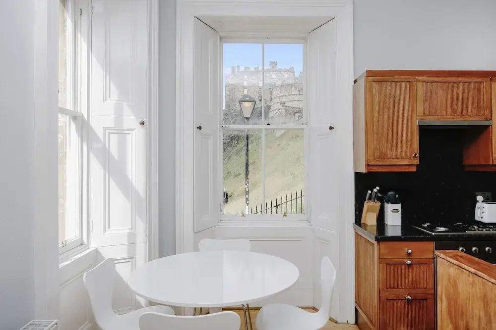 JOIVY Bright 2Br Apt W/ Stunning View, Next To Edinburgh Castle