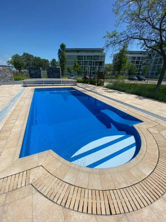 Premium Lelle Waterfront Resort Clyde