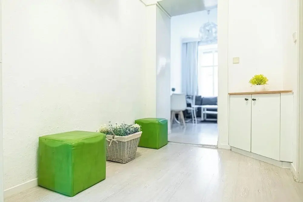 Contemporary 1BR LR Close to Belvedere