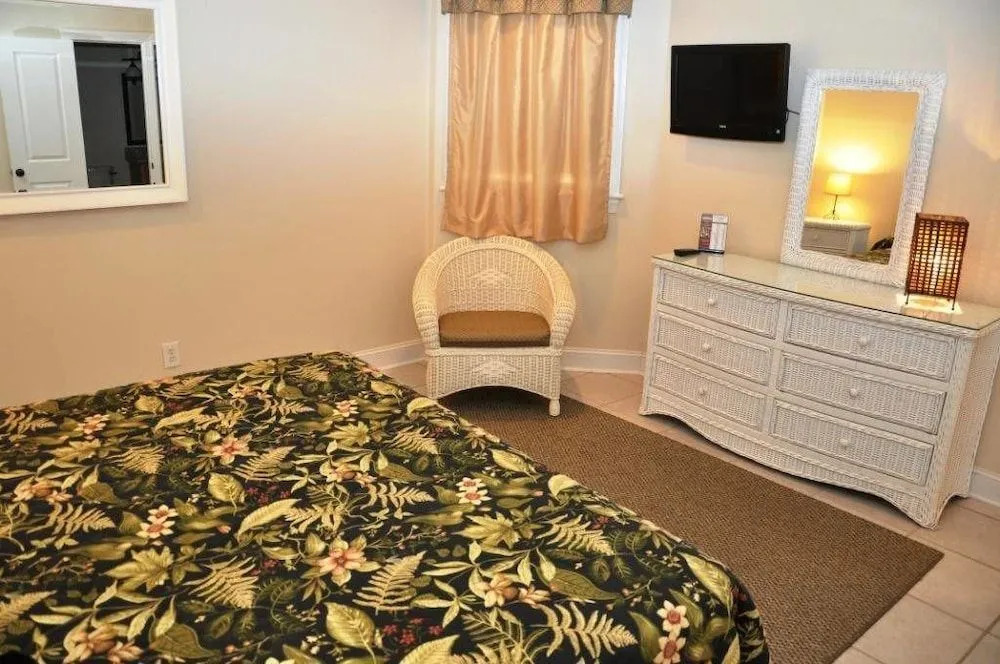 Hyperion Towers 302 - 2 Br condo by RedAwning