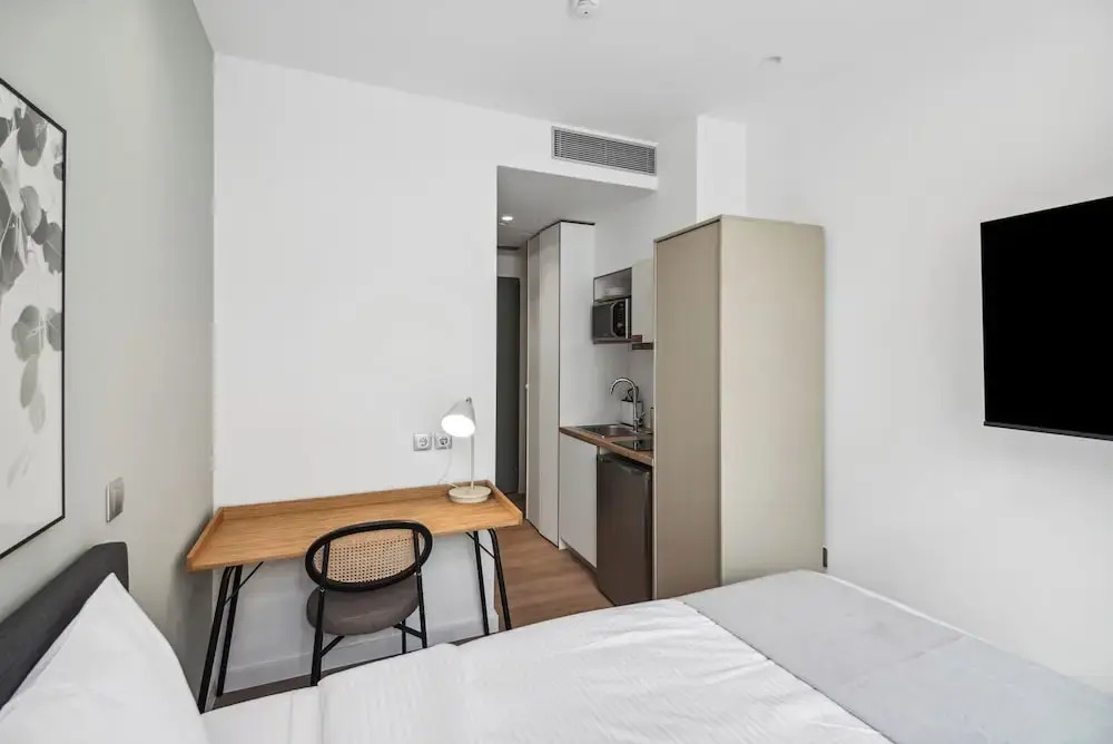 Limehome Piraeus Olive