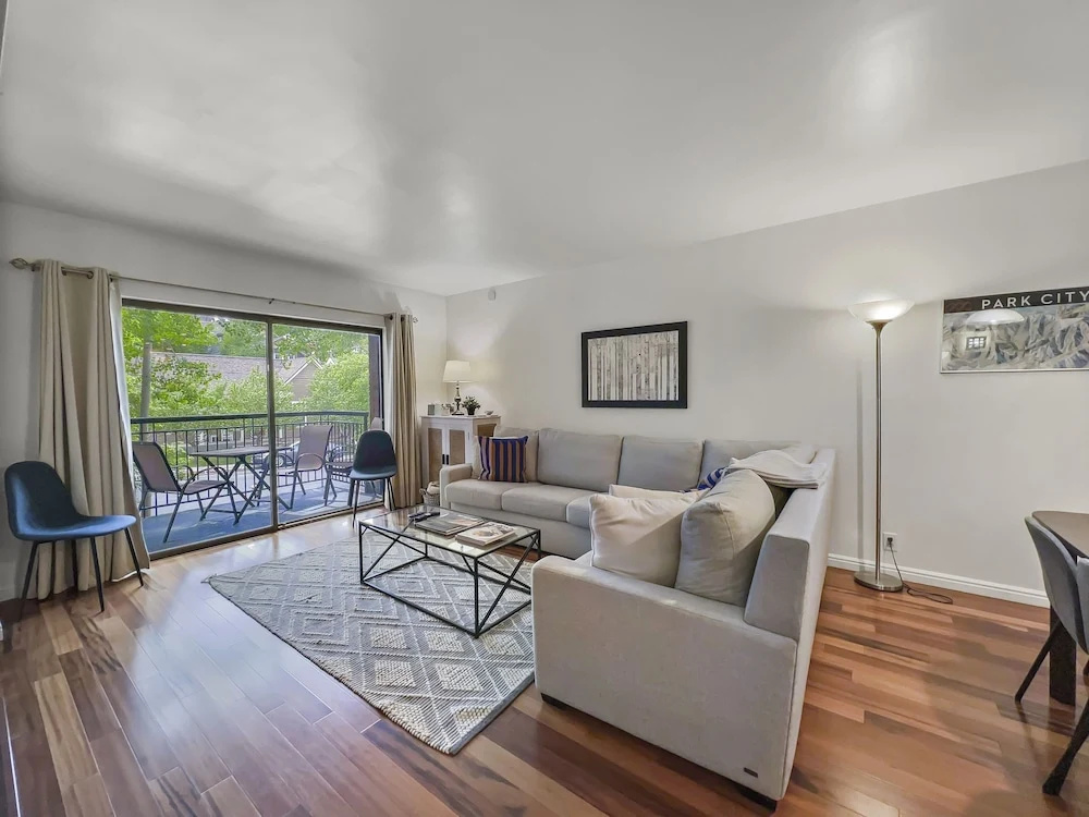129 Park Station Escape! Cozy Condo With Pool & Hot Tub! Walking Distance To Main Street & Town Lift! 2 Bedroom Condo by RedAwning