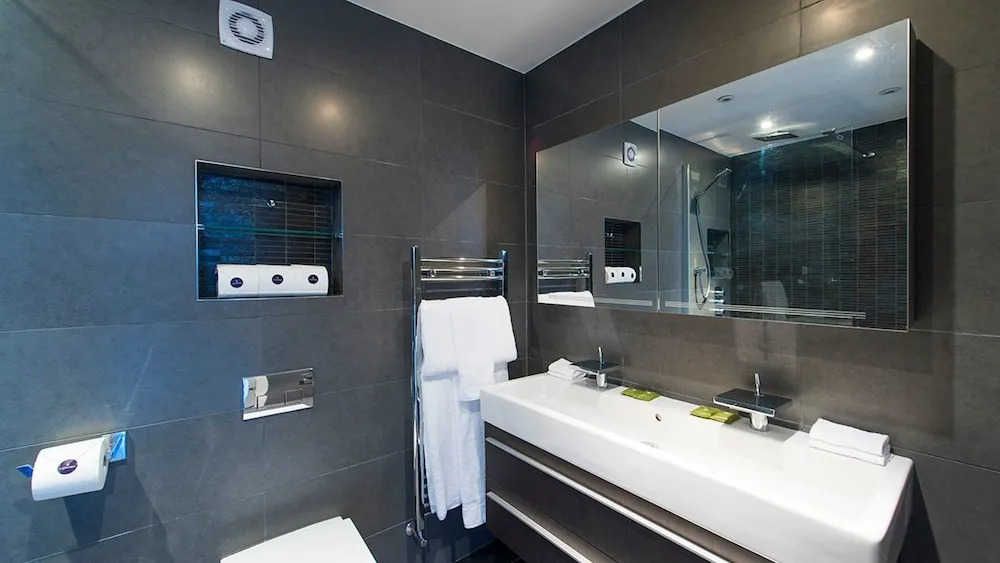 Bright Top Floor 2BR Central London – Great Views!