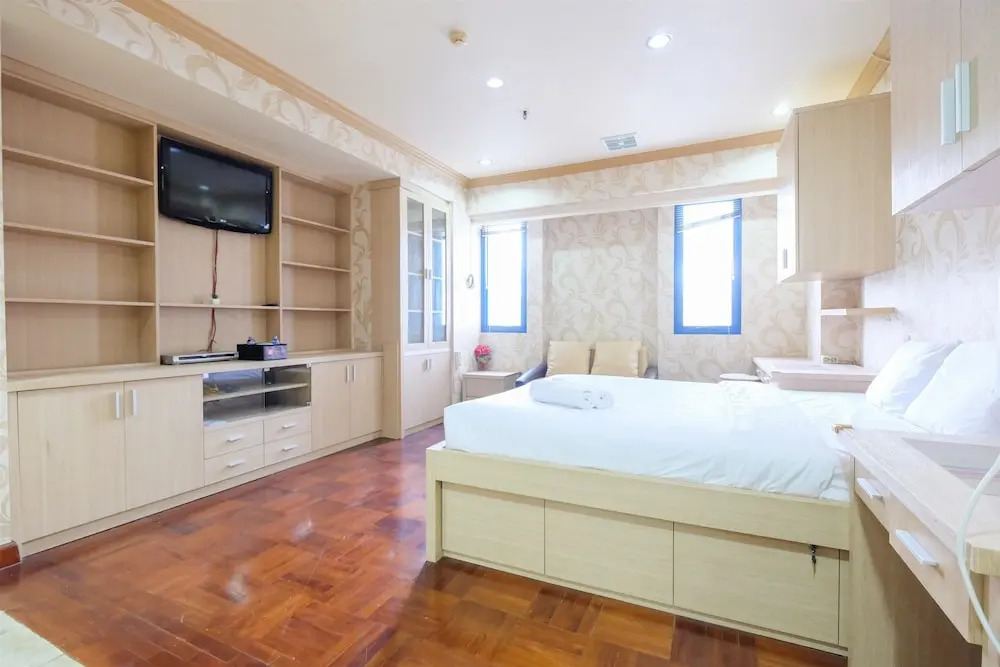 Classic Studio Park Royale Apartment Near Sudirman by Travelio