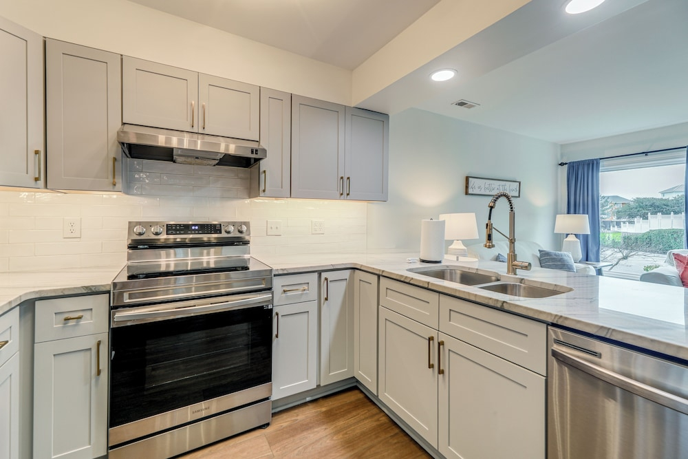 Steps to Beach! Emerald Isle Condo w/ Ocean View
