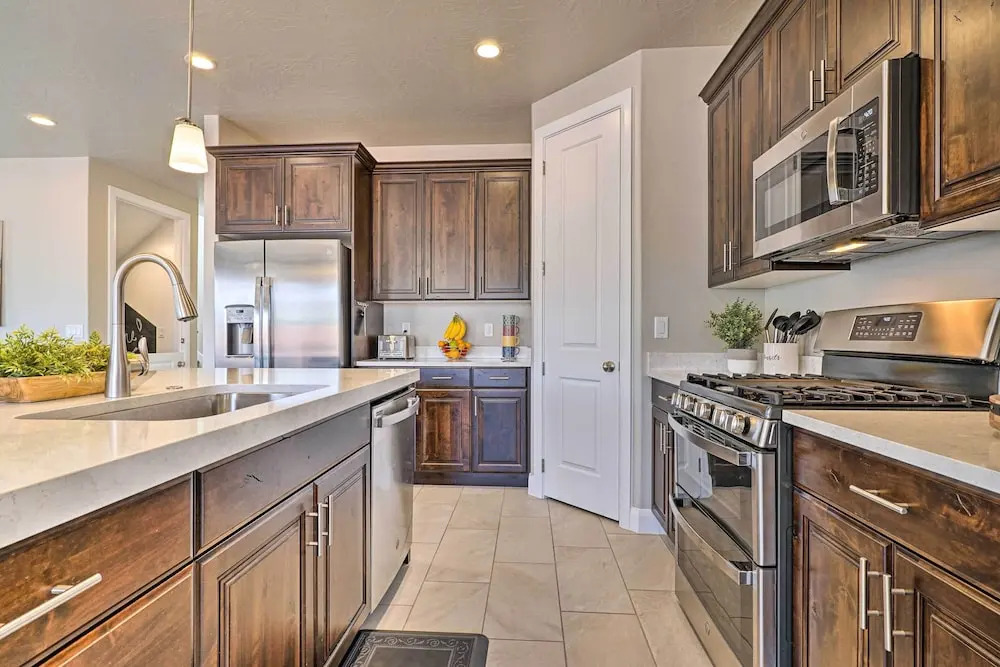 Private Hot Tub & Community Pool: Washington Home!