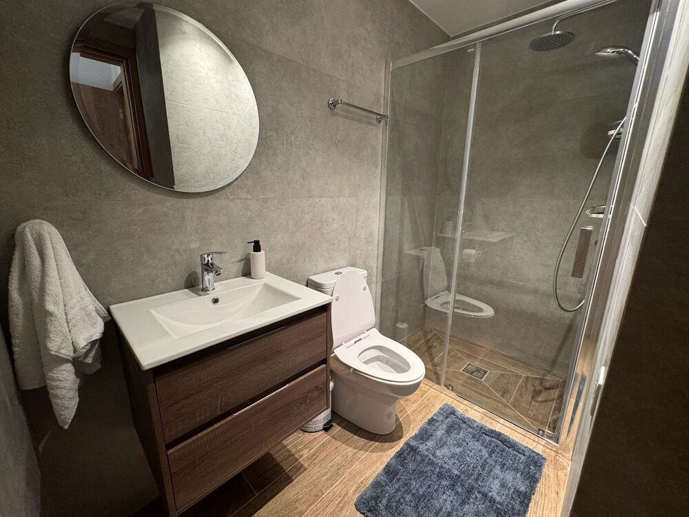 Villa - Sleeps 6 - Near Local Attractions