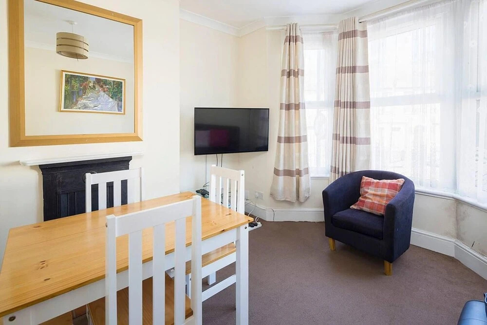 Welcoming 3BR Flat With Parking in Gillingham