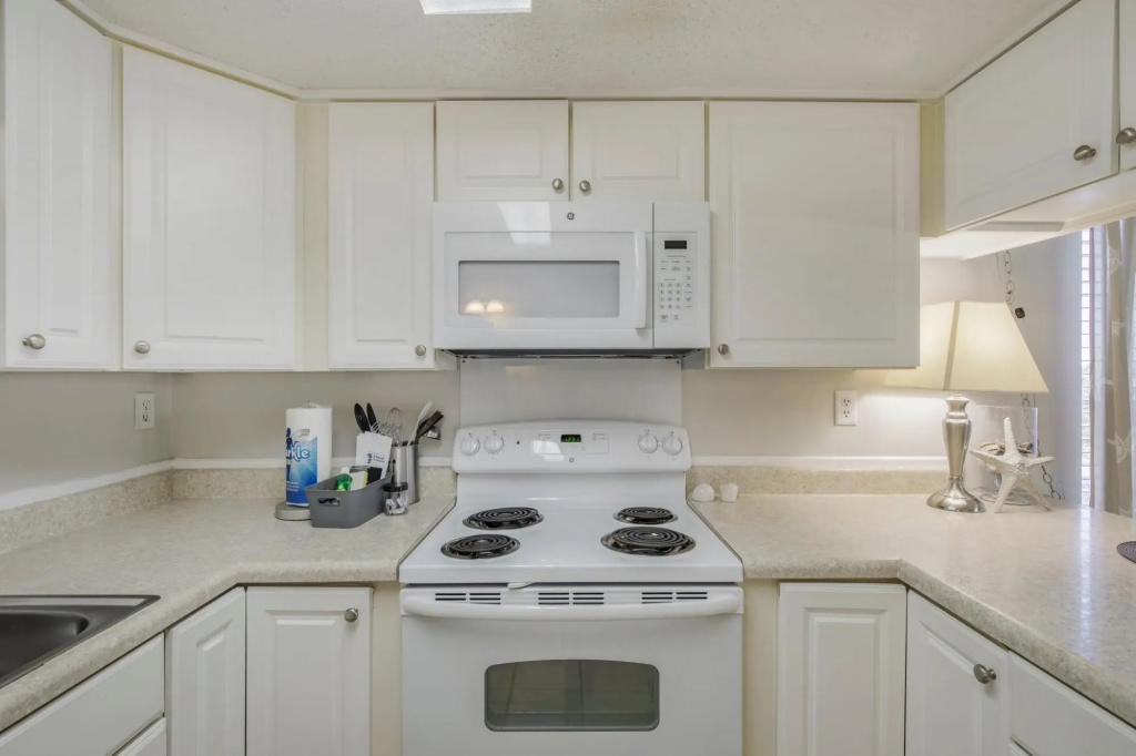 Amazing condo on the whites sands of Gulf Shores with outdoor pool