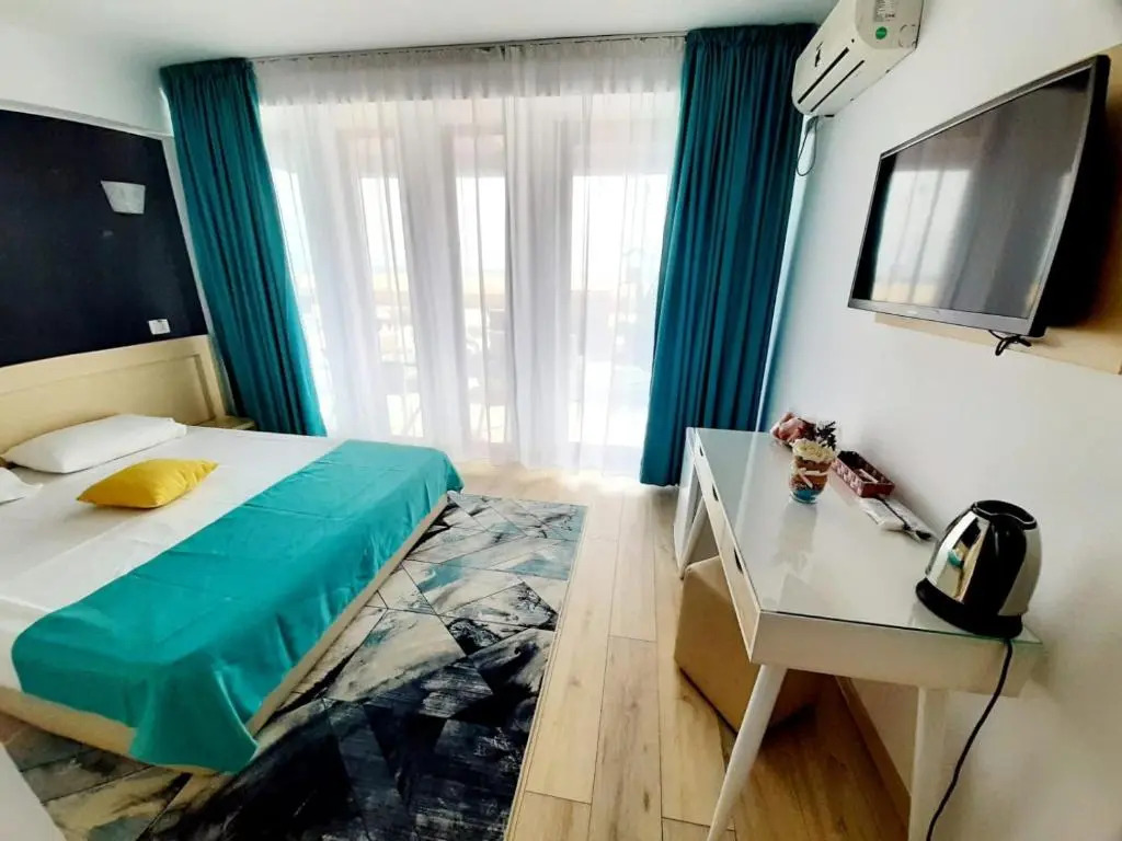 Ryanna Beach pe plaja Belona