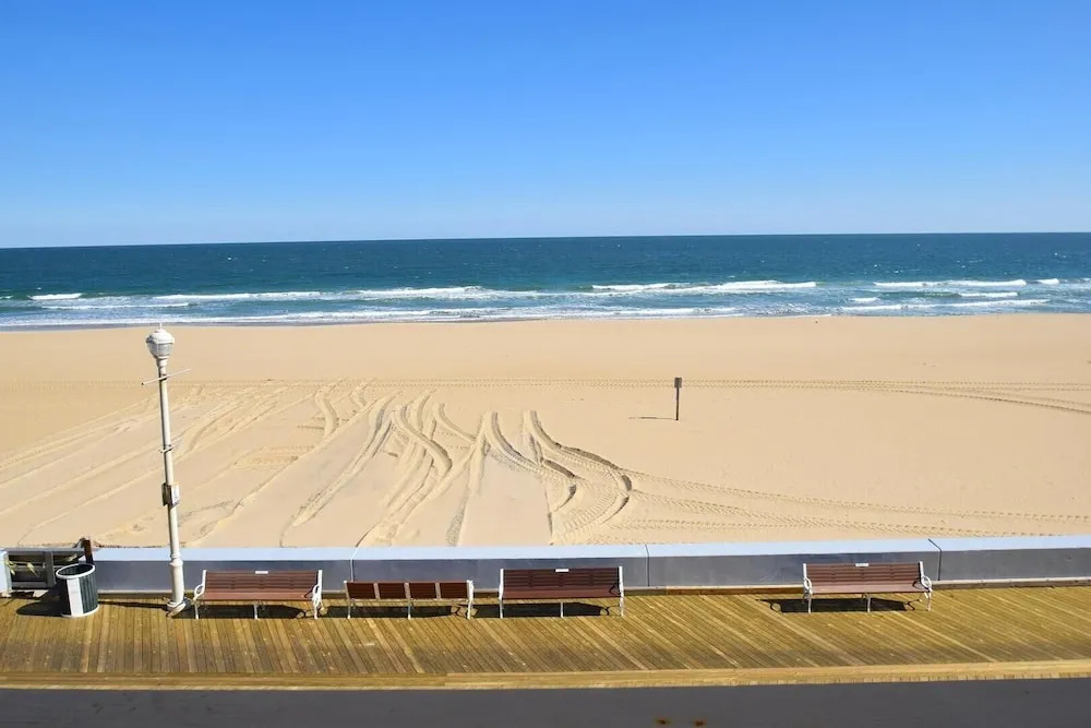Alameda 5 2 Bedroom Condo by RedAwning