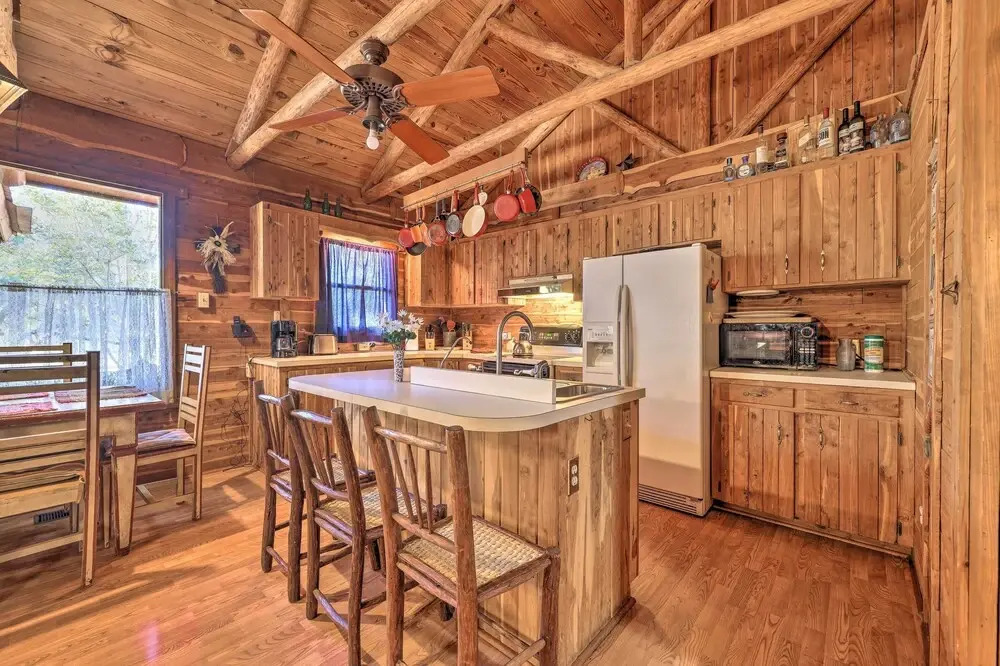 Rustic Canyon Lake Cabins w/ Hot Tub on ~ 3 Acres
