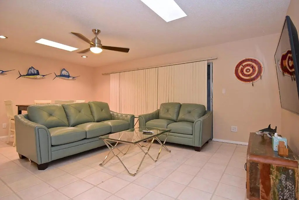 Crescent Street 1138 B, Walk to the beach, Pool, 1 Bedroom, Pet Friendly