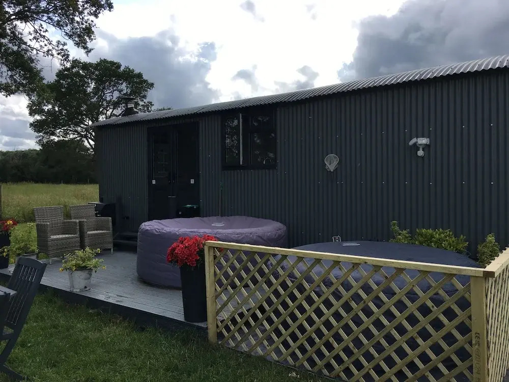 Charming Luxurious Rural Shepherds Hut