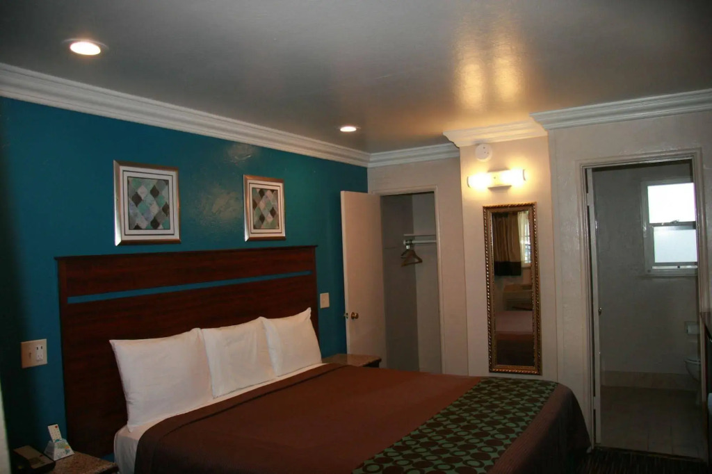 Civic Center Lodge / Lake Merritt BART
