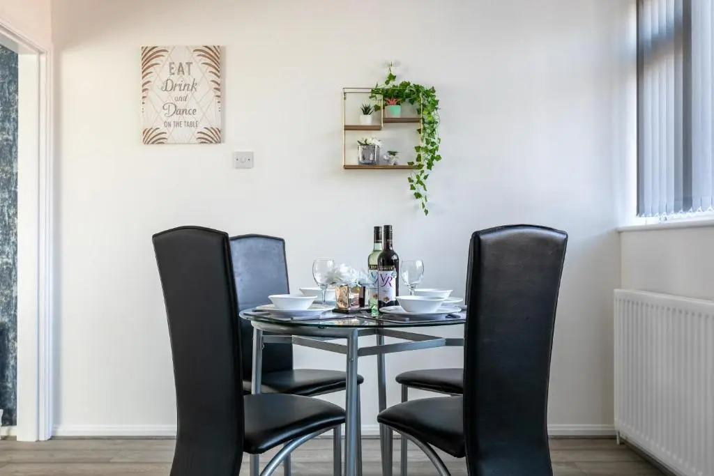 Stylish House & Work and Leisure inc FREE Parking & BHX Airport by ComfyWorkers