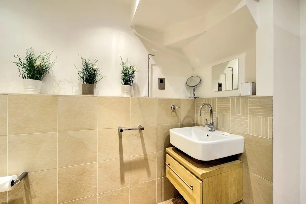 JOIVY Quiet Mews Street Apartment in the Heart of Edinburgh