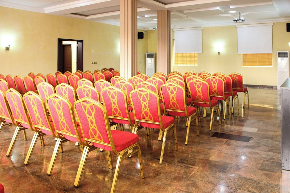 Bengerald Hotel And Suites