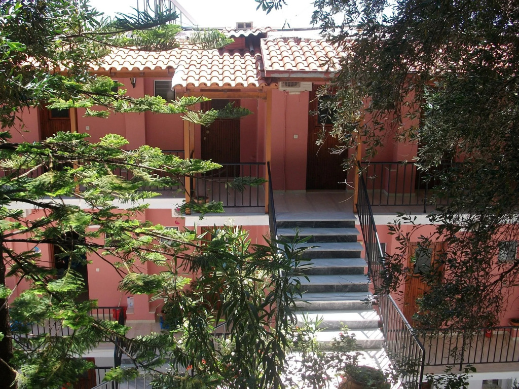 Aronis Apartments