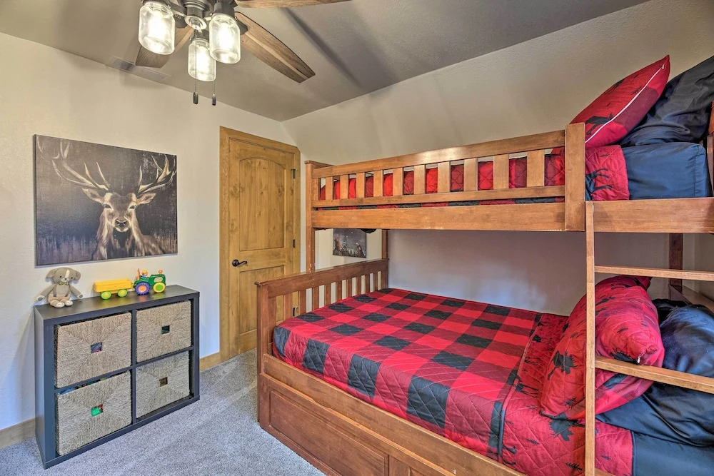 Pinetop Chalet Cabin ~ 1 Mi to Woodland Park